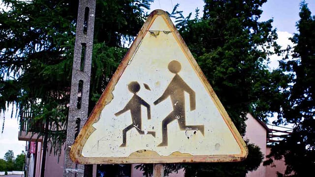 Stari saobraćajni znak - deca na putu