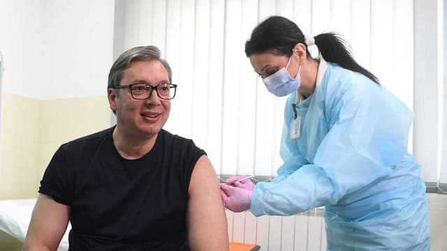Aleksandar Vučić prima kinesku vakcinu u Rudnoj Glavi kod Majdanpeka